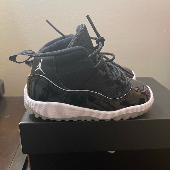 Jordan 11s size 7c - Picture 4 of 6